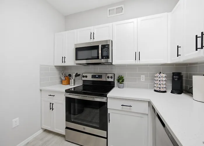 Fireplace - Pool - Lux Gym -free Parking -location *