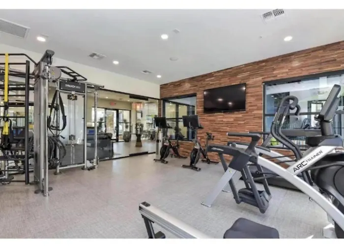 Apartment Fireplace - Pool - Lux Gym -free Parking -location